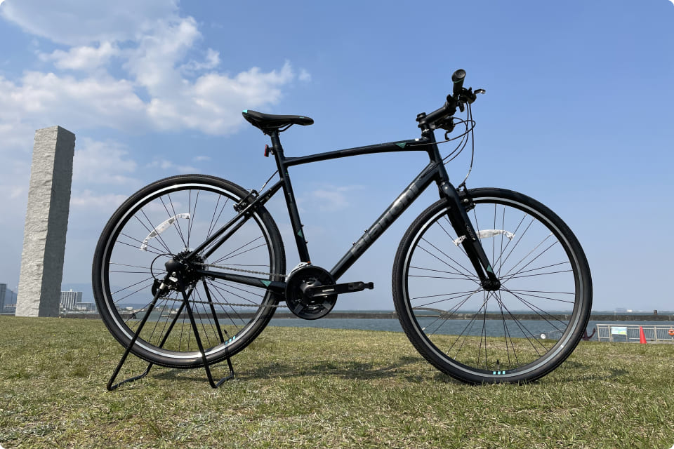 広々とした野外で展示されるスタイリッシュな自転車。