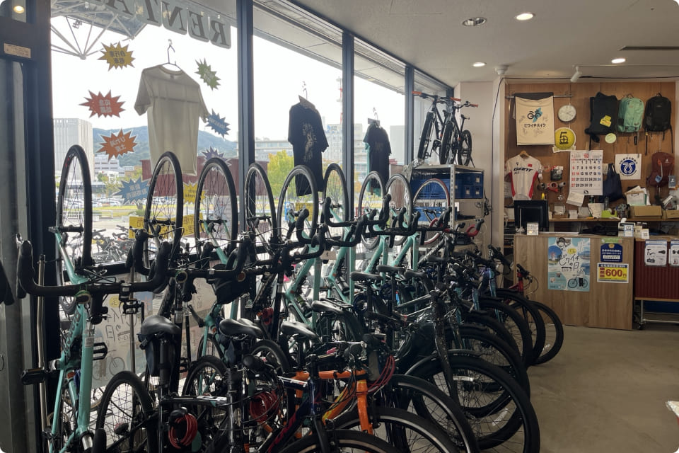 たくさんの自転車が並ぶショップの店内風景。