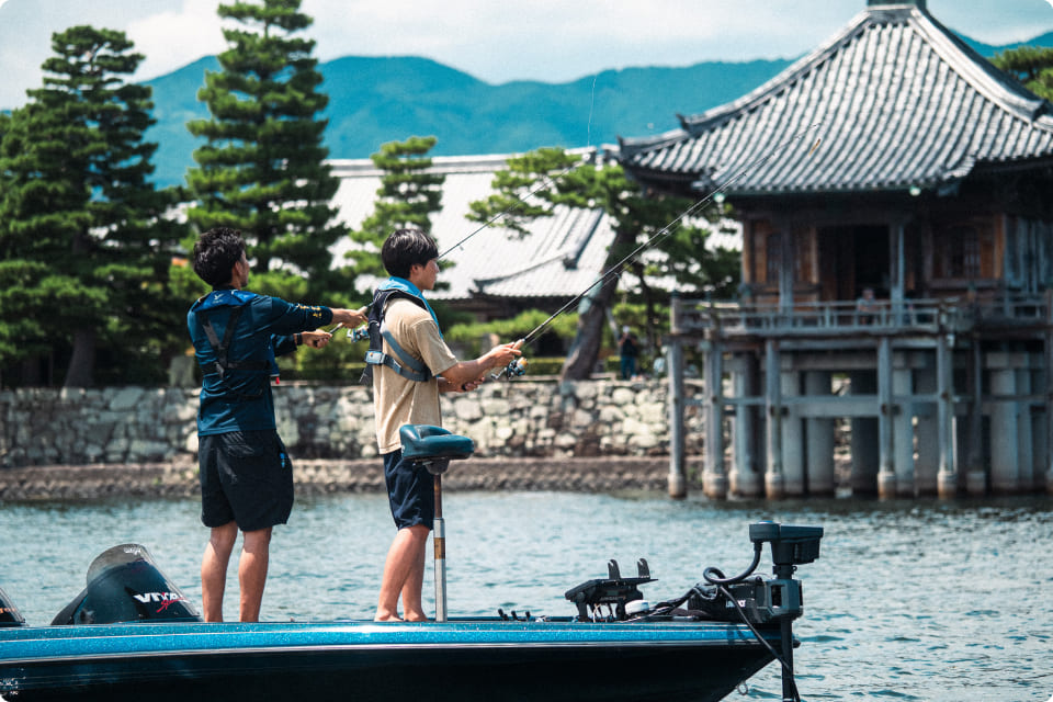 湖のほとりにある伝統的な寺院と静かな庭園。