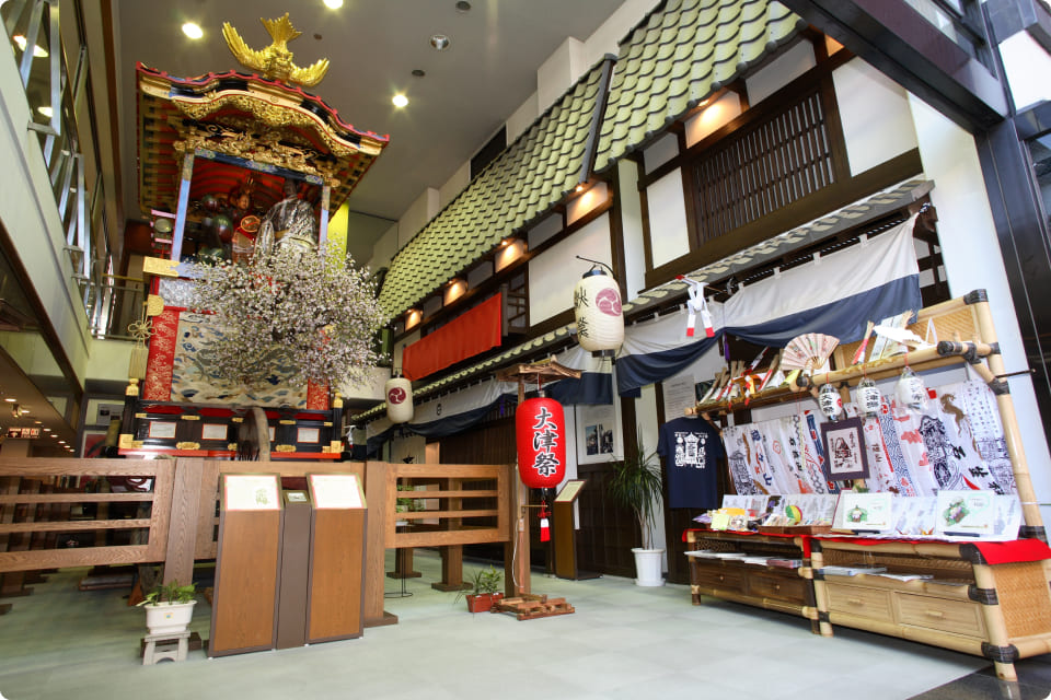 豪華な祭壇が設置された神聖な神社の内部。