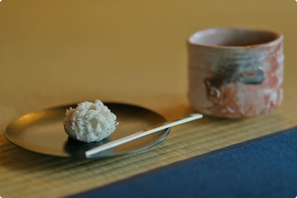 美しい和菓子と抹茶がセットになった茶道の風景。