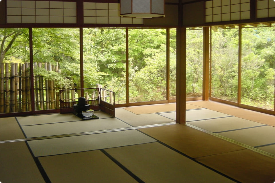 緑が広がる庭園を眺めることができる広々とした和室。