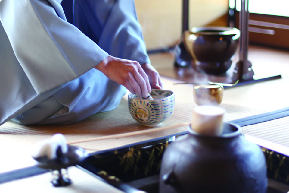 抹茶を丁寧に点てている繊細な手元の様子。