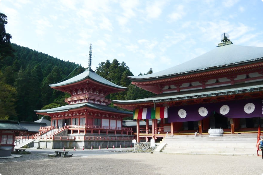 厳かな寺院の建物と広場の景色。