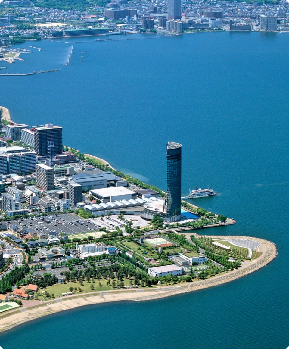 琵琶湖沿いの大津市の景観。青い湖と高層ビルが並ぶ風景。